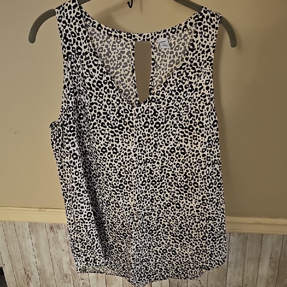 E6🔹️Elegant Black and White Animal Print Blouse